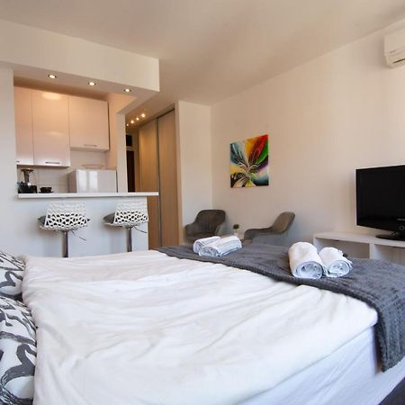 בלגרד A Blok New Modern - Free Garage Parking, Comfortable, Quiet With A Park View מראה חיצוני תמונה
